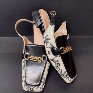 - WOMEN  EMBROIDERED SANDALS  size : 7.5